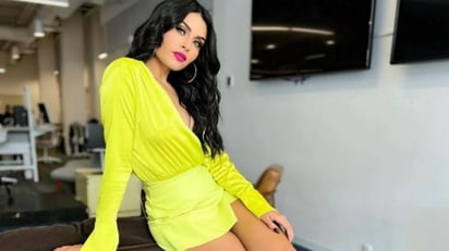 Kristal Silva se luce en pantalón de cuero y demuestra que el sol no impide usar negro