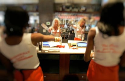 Adiós minifaldas y escotes! Buscan prohibir imposición de atuendos sexistas a personal de bares y restaurantes 