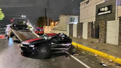 Sujeto ebrio choca con poste, vuelca y huye