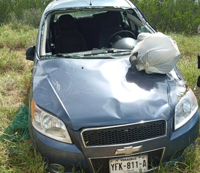 Veracruzanos vuelcan en su automóvil sobre la carretera Ribereña