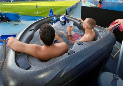 '¡Oh là là!' Aficionados en Francia disfrutan de partido en jacuzzi al nivel de la cancha