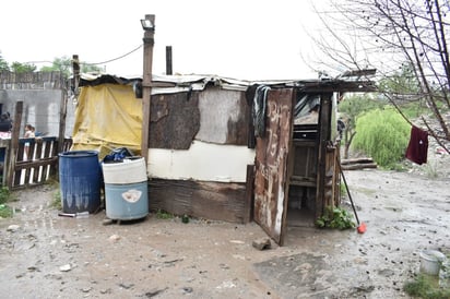 Familias humildes arriesgan sus vidas viviendo en arroyo