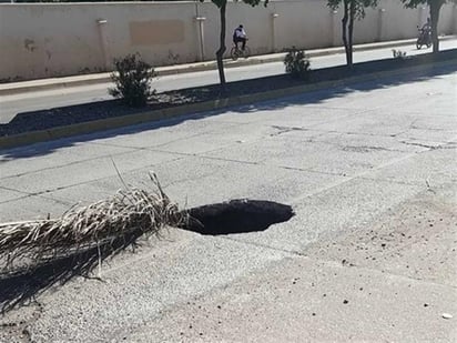 En algunas calles se han generado socavones a causa de la humedad 