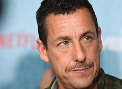 Adam Sandler apareció en público con bastón, ¿Qué le ocurrió?