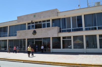 Ex empleados denuncian al alcalde