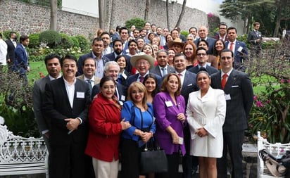 Se reúne Ken Salazar con senadores y diputados