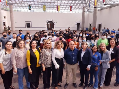 Súper Gutiérrez hace entrega de becas de redondeo a estudiantes monclovenses