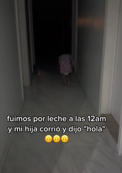 Madre graba a su hija saludando a un 'fantasma' y lo sube a TikTok