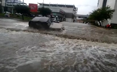 Conductor de Jeep intenta ir por la banqueta y todo salió mal