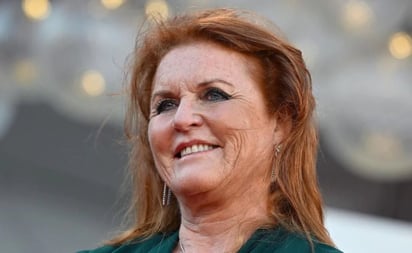 Sarah Ferguson duquesa de York luce elegante vestido de Reem Acra en el Festival de Venecia