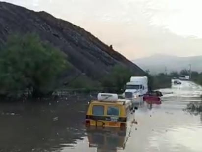 Autos quedan varados tras fuga de SIMAS