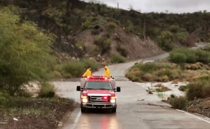 Arroyo arrastra un autobús con pasajeros en Loreto, Baja California Sur