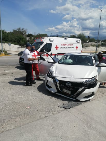 Mujer protagoniza fuerte choque al ignorar un alto en el sector el Pueblo