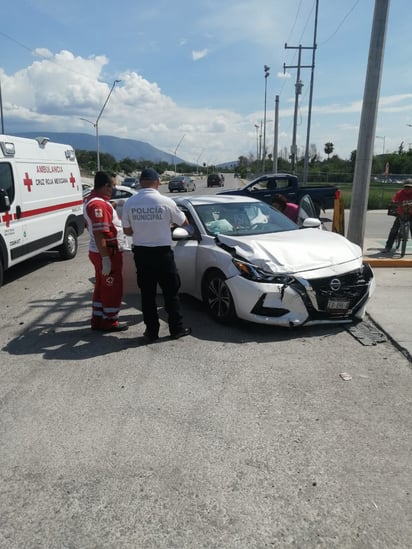 Mujer protagoniza choque al ignorar un alto en sector el Pueblo