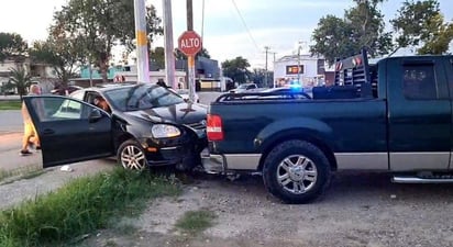 Conductor ignora el alto y provoca un aparatoso choque en cruce