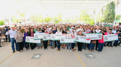 La Alcaldesa de Nava entregó techumbre y becas para mujeres