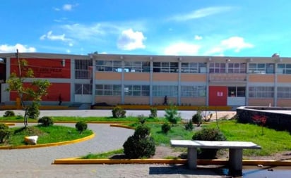 Acusan a maestra de cobrar a alumnos si le ven el escote