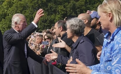 '¡Dios salve al rey!' Reino Unido abraza a Carlos III por la muerte de la reina Isabel II