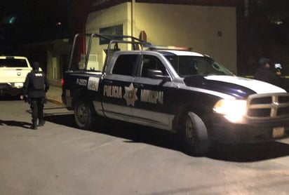 Mujer encuentra a sujeto desnudo en casa