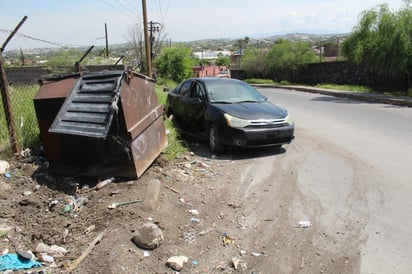 Conductor choco contra contenedor de basura