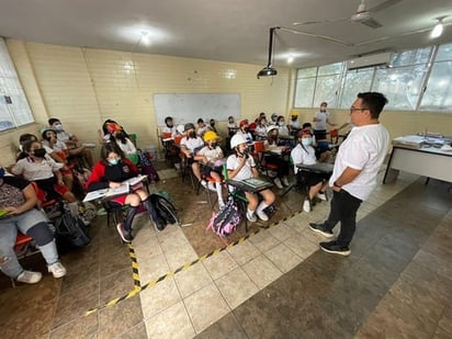 Alumnos llevan casco a la escuela ante riesgo de derrumbe