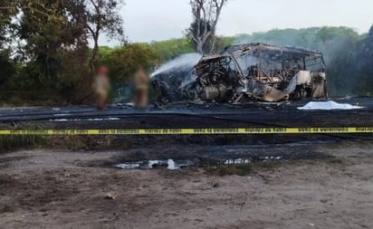 Autobús de pasajeros choca contra pipa en carretera Cd. Victoria-Monterrey; hay 14 personas calcinadas