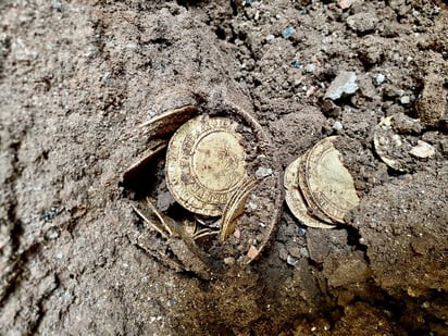 Pareja encuentra uno de los mayores tesoros de oro en su casa