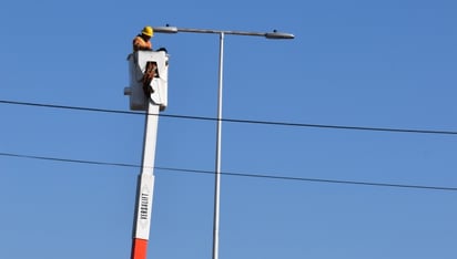 Municipio trabaja en el alumbrado público de la ciudad de Piedras Negras