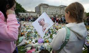 Ya no caben flores en el Palacio de Buckingham