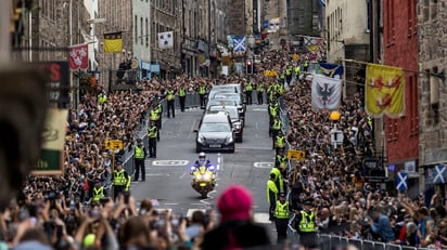 El cortejo fúnebre de la Reina Isabel II llega a Edimburgo