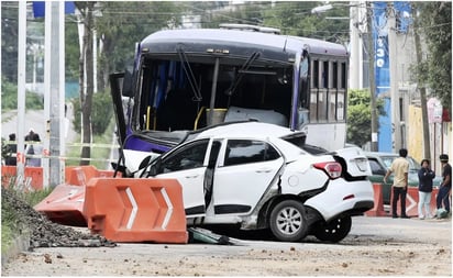 Conductor muere al estrellarse con camión de pasajeros en Tláhuac