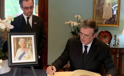 AMLO manda a Marcelo Ebrard a los funerales de la reina Isabel II