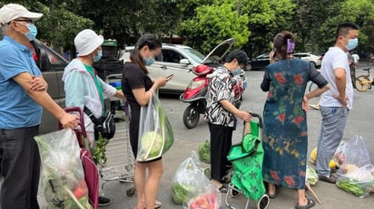 'Nos quedamos sin leche para los niños': la desesperada situación en China por el estricto confinamiento