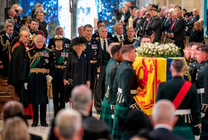 Nicola Sturgeon lee un fragmento de la Biblia en la misa en honor a la reina Isabel II