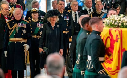 Rey Carlos III y sus hermanos escoltan el ataúd de Isabel II en Escocia