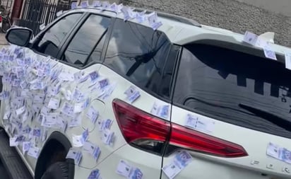 El carro millonario que suelta billetes a su paso