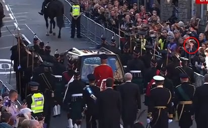 “¡Eres un viejo enfermo!” le gritan al príncipe Andrés en procesión con el féretro de la Reina Isabel II