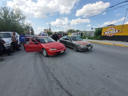 Cafre que conducía camioneta choca dos autos y se da a la fuga en Frontera