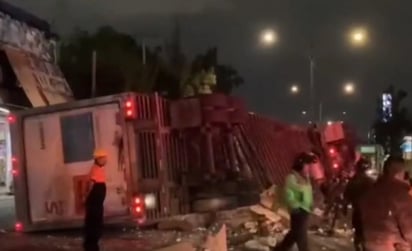 Reportan volcadura de tráiler sobre Periférico Oriente