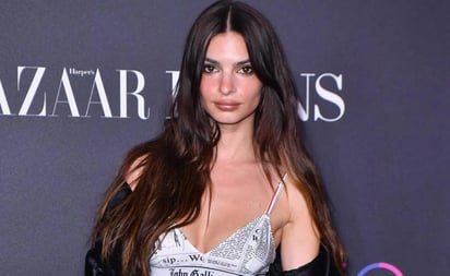 Emily Ratajkowski seduce con minivestido de periódico en Nueva York