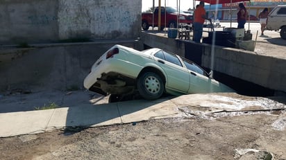 Auto termina en el fondo del arroyo de la colonia Pípila de Monclova