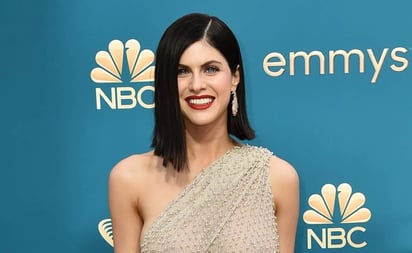 Alexandra Daddario 'roba miradas' en los Emmy con vestido transparente y braless