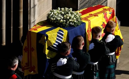 Tras homenajes, ataúd de Isabel II sale de Edimburgo rumbo a Londres