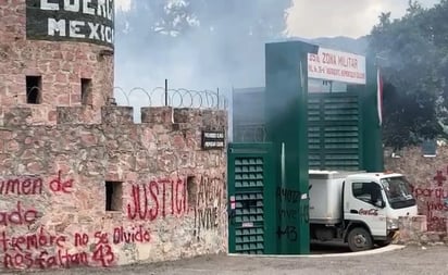 Durante protesta, normalistas vandalizan fachada de la 35 zona militar de Chilpancingo, Guerrero