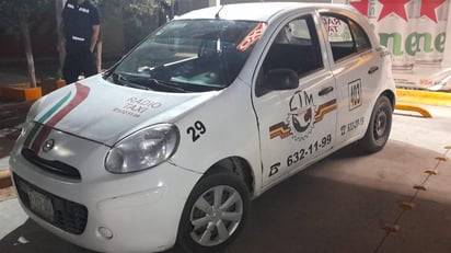 Taxista ebrio se queda dormido a bordo de su unidad de alquiler