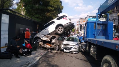 Aparatoso choque de grúa pesada contra 5 autos en la México-Toluca deja al menos 2 heridos