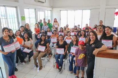 Centros comunitarios finalizan sus cursos de belleza