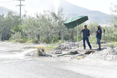 SIMAS repara fuga de agua cerca de la empresa REBASA