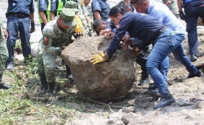 VIDEO: Rescatan a cuatro personas tras derrumbe de paredón en Los Pilares en Cuernavaca