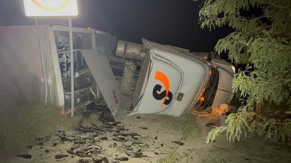 Tráiler vuelca y queda atravesado en carretera Monclova-Sabinas